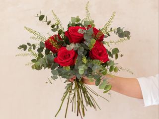 Ramo de rosas rojas y eucalipto especial San Valentín. 6 rosas