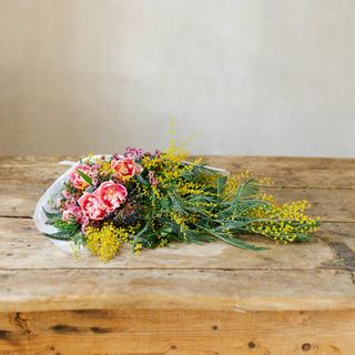 Ramo de flores de mimosa y tulipanes fucsias, especial día de la mujer - S