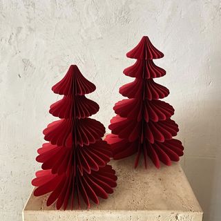 Conjunto árboles Navidad papel rojo