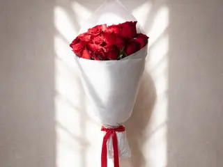 Ramo de rosas rojas de San Valentín. 12 rosas