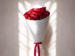 Ramo de rosas rojas de San Valentín. 12 rosas