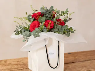 Ramo de rosas rojas y eucalipto especial San Valentín. 12 rosas
