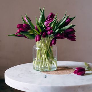 Jarrón con 20 tulipanes violetas, especial día de la mujer