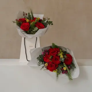 Ramo de Sant Jordi de 5 rosas con caja