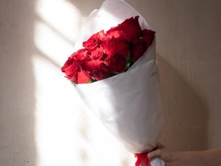 Ramo de rosas rojas de San Valentín. 6 rosas