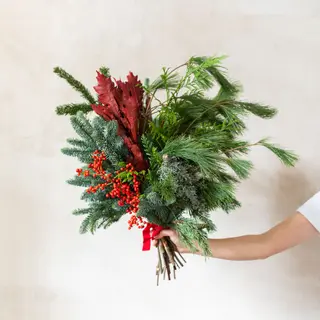 Ramo de flores especial Navidad. Verdes de invierno y fruto rojo
