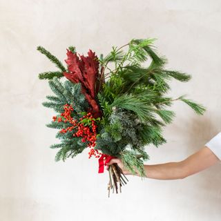 Ramo de flores especial Navidad. Verdes de invierno y fruto rojo