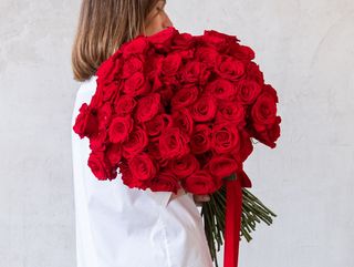 Ramo de rosas rojas de San Valentín. 50 rosas