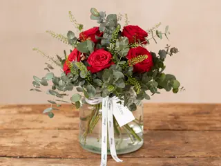 Jarrón de rosas rojas y eucalipto especial San Valentín. 6 rosas