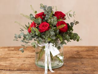 Jarrón de rosas rojas y eucalipto especial San Valentín. 6 rosas