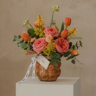 Jarrón cerámico con flores variadas y rosas inglesas