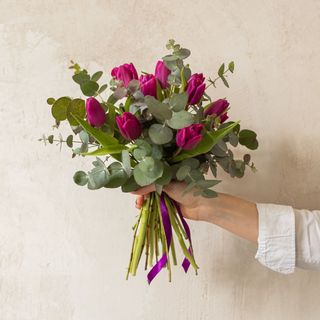 Ramo de tulipanes violetas y eucalipto, especial día de la mujer