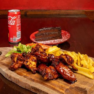 Caja de alitas BBQ (8 wings combo con patatas, postre y coca-cola)