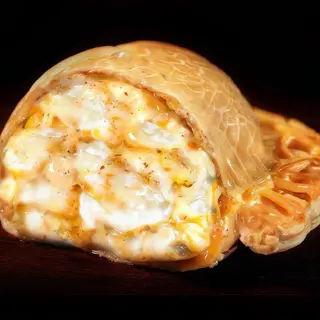 Empanada Premium Queso de Cabra Y Cebolla Caramelizada