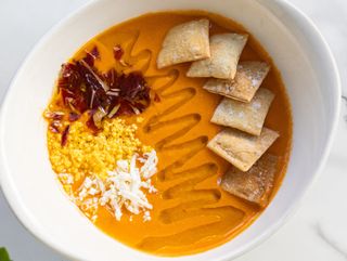 Salmorejo muy cremoso con regañás, jamón ibérico y huevo cocido