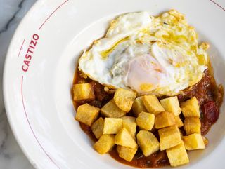 Pisto guisado con huevo frito