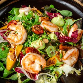 Ensalada verde con langostinos