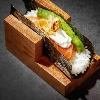 169-Temaki De Salmón,  (1 Ud.)