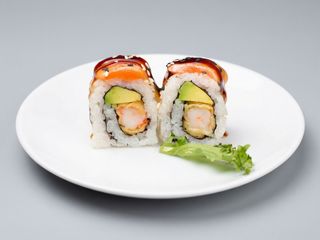 U133-uramaki de langostino salmon flameado aguacate