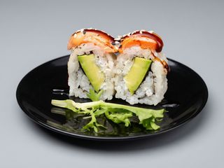 u134-uramaki flambeado de salmon aguacate