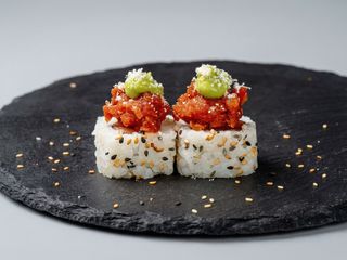179.Uramaki salmon con queso polvo
