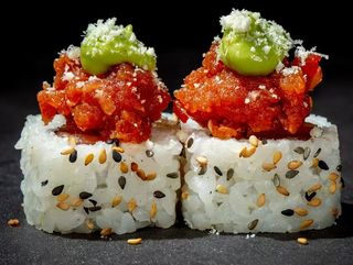 179.Uramaki salmon con queso polvo