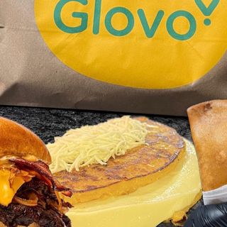 Cachapa con Chicharron y Queso de Mano