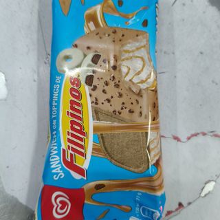 Sandwich con topping de Filipino helado