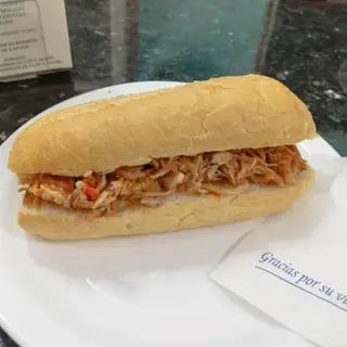 Bocadillo de carne mechada de pata asada