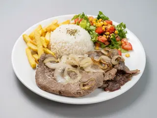 Menú de ternera encebollada.No incluye cubiertos.