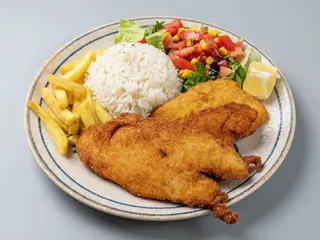 Menú, pechuga empanada.No incluye cubiertos.