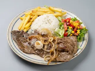 Menú, hígado encebollado.No incluye cubiertos.