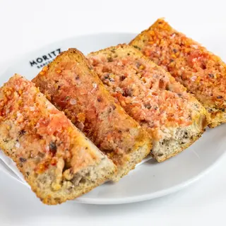 Coca de sis grans untat amb tomàquet