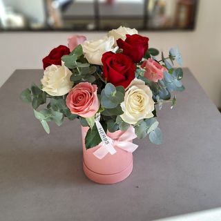 ARREGLO DE ROSAS VARIADAS “CAPRI”