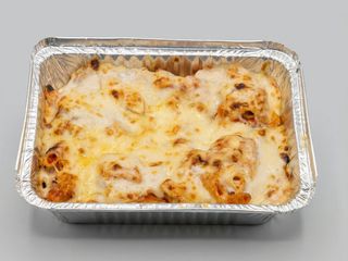 Platos del día. Macarrones de carne gratinados con bechamel.