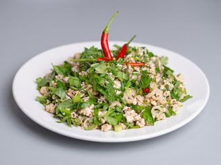 919. Larb Gai – Ensalada de Pollo Larb Gai – Thai Chicken Salad