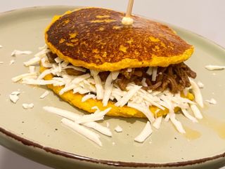 Cachapa de queso y carne mechada