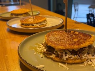 Cachapa de queso y pollo