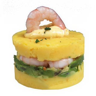 Causa con gambas crocantes