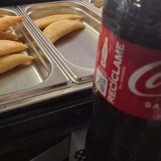 10 empanadas + refresco cocacola de 1 ,25litro 25