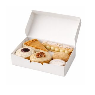 Caja Amona: Rollo Intxaursaltsa, Rollo Tarta De Queso Cerezas Etxauri, Pantxineta, Tarta De Queso Y Lotus, Txantxigorri, Kanela De Pamplona