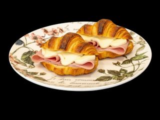 Medialuna de jamón y queso