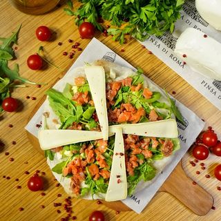 Pinsa De Salmón Y Brie