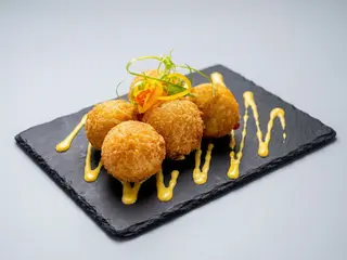 Boliyucas rellenas de queso con salsa huancaina x 4 unid