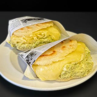 2 Arepas Reina Pepiada