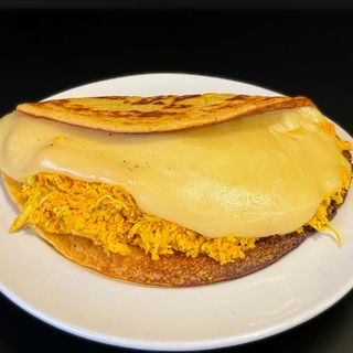 Cachapa con Pollo y Queso