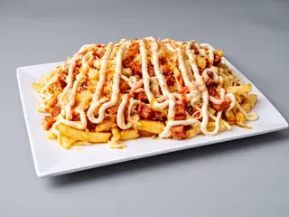 Salchipapa mixta (2pers)