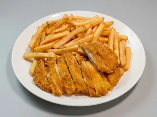 A16.  Pechuga De Pollo con patatas fritas.