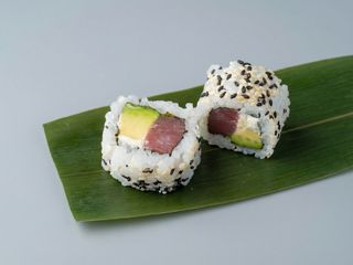 California Roll  De Atún Y Aguacate queso (8 Pza.)