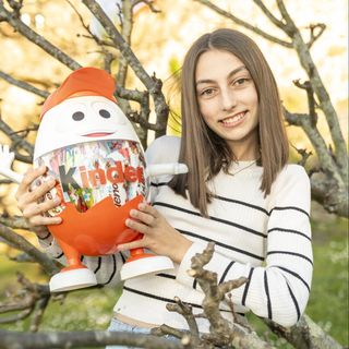 Ovo de Pascua en Moneco Kinder / Huevo de Pascua en Muñeco Kinder